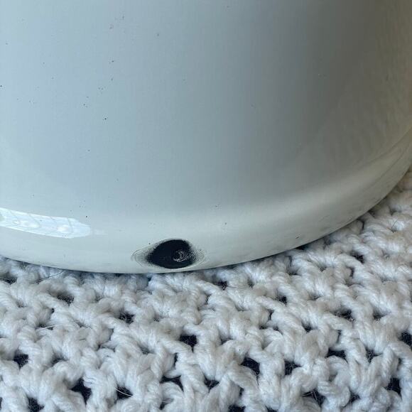 Le Creuset 2.1 Litre/2.2 Quart White/Ivory Tea Pot - Picture 11 of 16